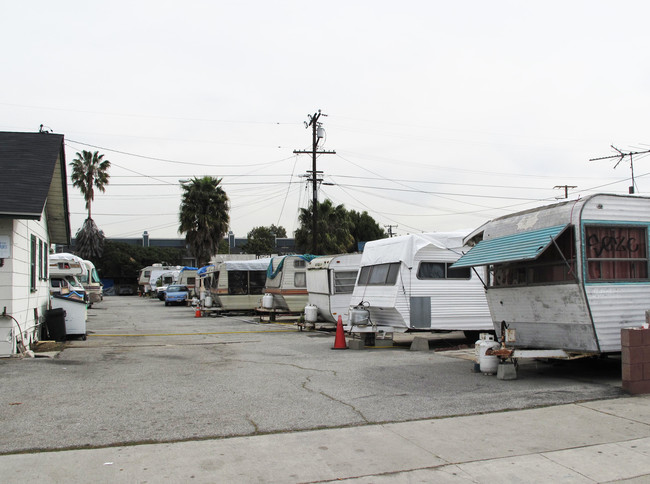 L R Trailer Park in Lawndale, CA - Foto de edificio - Building Photo