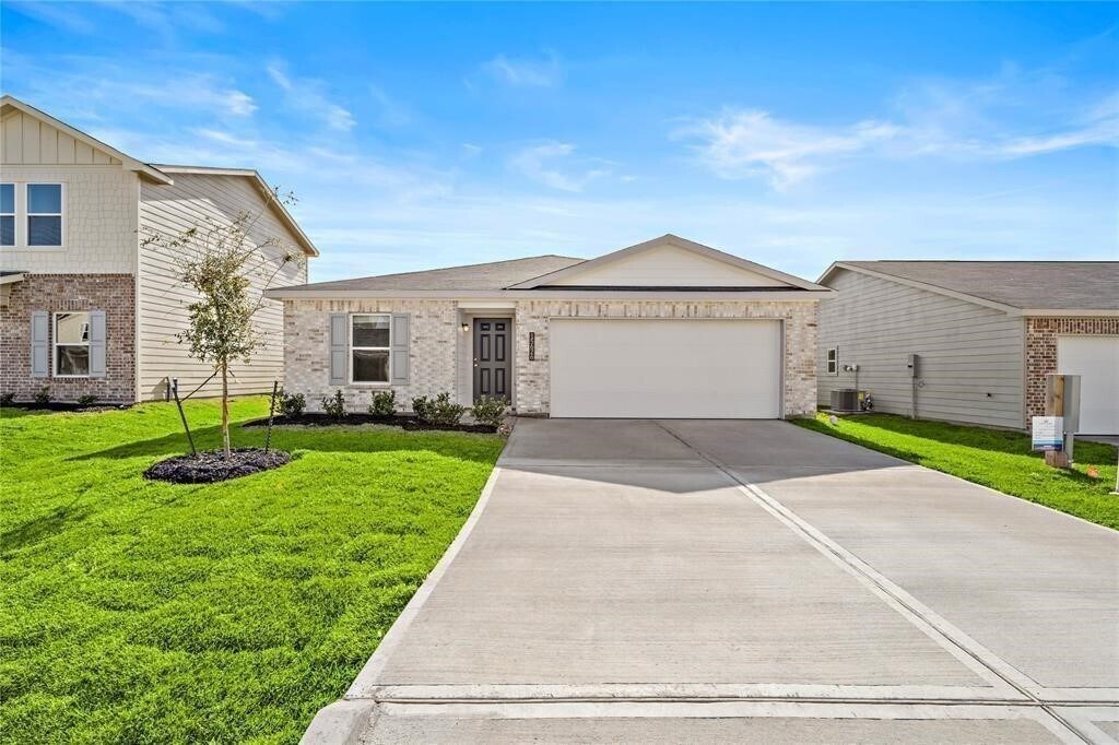 15549 Briar Forest Dr in Conroe, TX - Building Photo