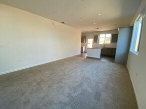 1312 W Prescott Ct in Visalia, CA - Foto de edificio - Building Photo