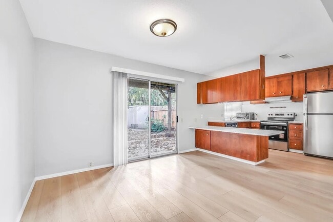 1574 Drake Dr in Davis, CA - Foto de edificio - Building Photo