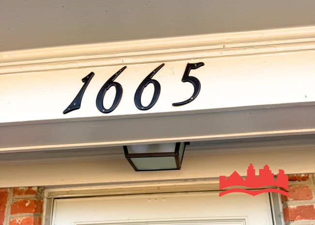 Welcome to this charming 3-bedroom, 1-bathroom home located in the vibrant city of Memphis, TN in Memphis, TN - Foto de edificio - Building Photo