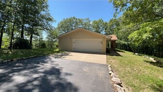21105 Helga Ln in St. Robert, MO - Building Photo