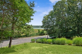 19 Petrel Ln in Hampton Bays, NY - Building Photo - Building Photo