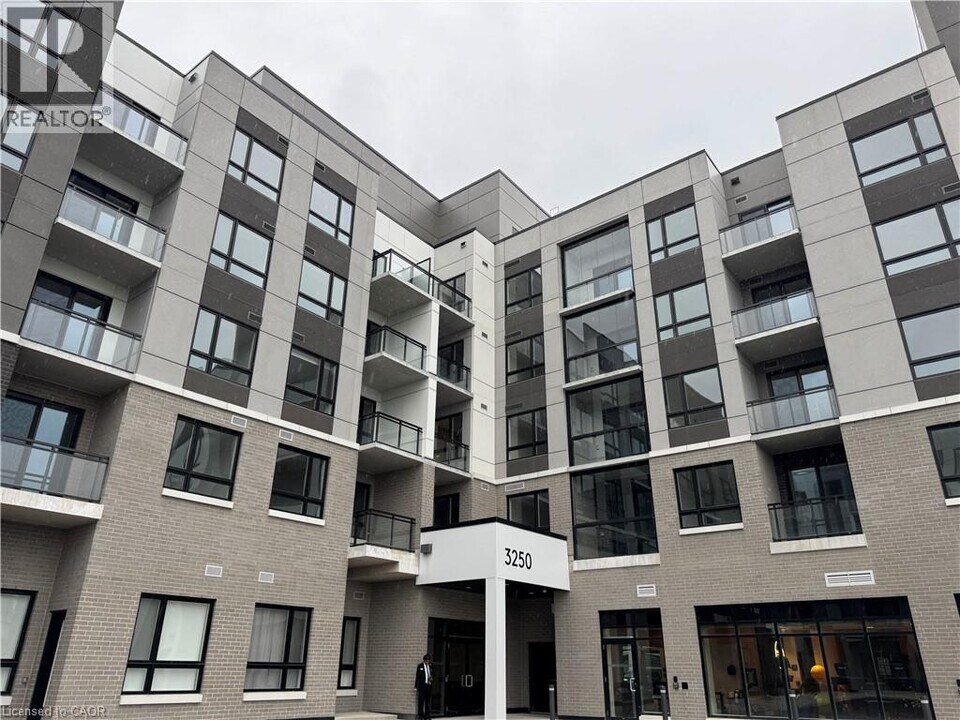 3250 Carding Mill Trail in Oakville, ON - Building Photo