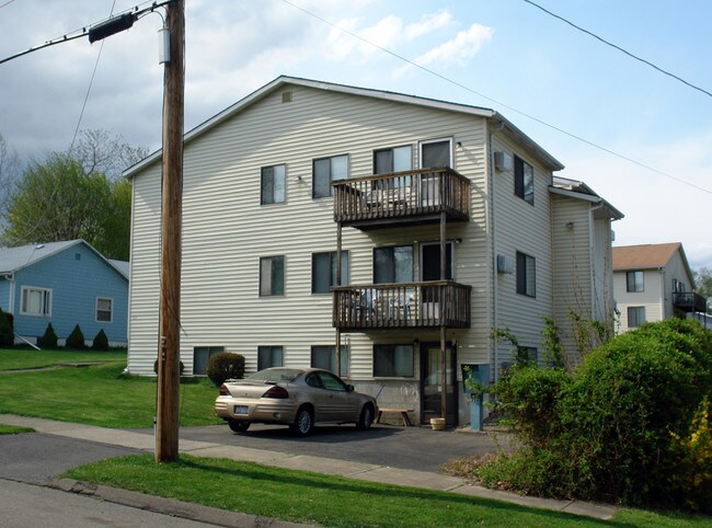 228 W 11th St in Elmira Heights, NY - Foto de edificio - Building Photo