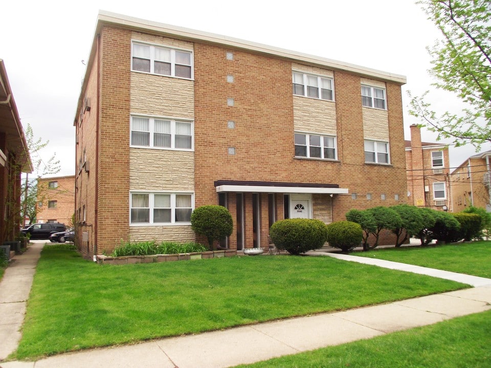 9040 Bronx Ave in Skokie, IL - Foto de edificio