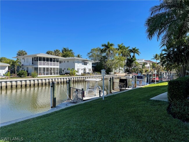 1417 Chesapeake Ave in Naples, FL - Foto de edificio - Building Photo