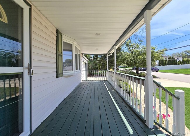 73 Peconic St in Selden, NY - Building Photo - Building Photo