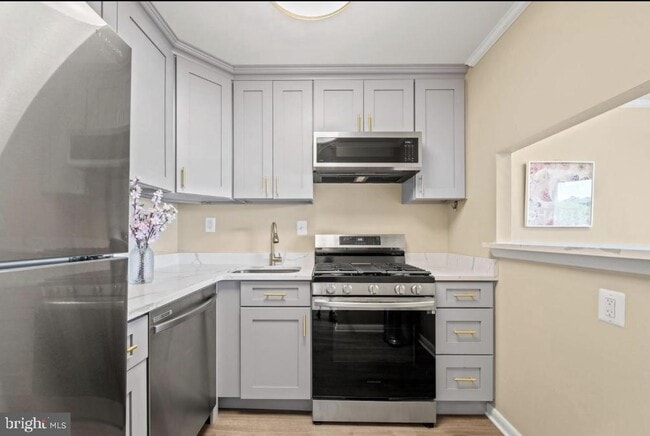 4600 S Four Mile Run Dr in Arlington, VA - Building Photo - Building Photo