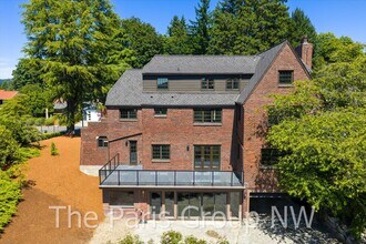 1805 NW Blue Ridge Dr in Seattle, WA - Building Photo - Building Photo