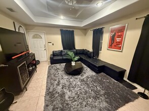 1803 W Bronze St, Unit 4 in Pharr, TX - Foto de edificio - Building Photo