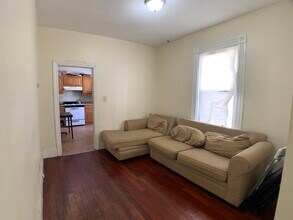 569 Main St, Unit 1 in Medford, MA - Foto de edificio - Building Photo