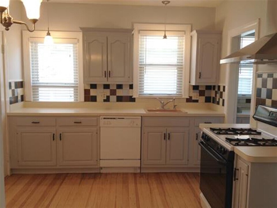 35 Frederick Ave, Unit 2 in Medford, MA - Building Photo