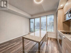 75-975 Canterbury Pl in Toronto, ON - Building Photo - Building Photo