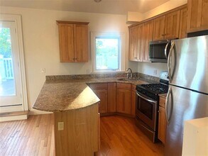 24 Pinckney St, Unit 3 in Somerville, MA - Building Photo - Building Photo
