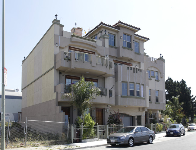 926-932 E 10th Ave in Oakland, CA - Foto de edificio - Building Photo