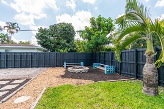 7560 NW 15th St in Plantation, FL - Building Photo - Building Photo