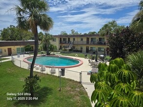 Le Mans Apartments in St. Petersburg, FL - Foto de edificio - Building Photo