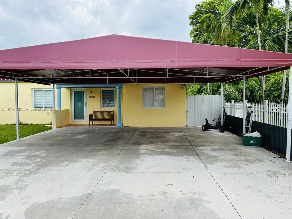 5440 SW 101st Ave in Olympia Heights, FL - Building Photo