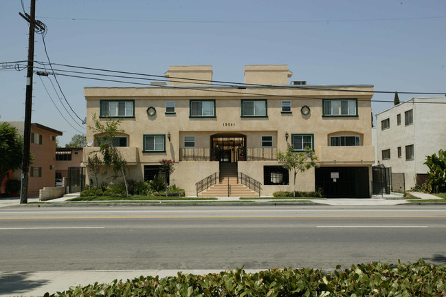 13041 Oxnard St in Van Nuys, CA - Building Photo - Building Photo