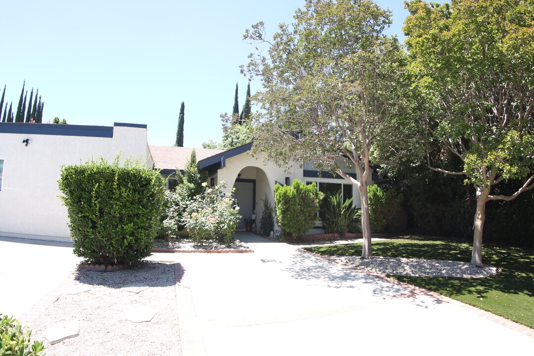 20744 Bermuda St, Unit 1 in Chatsworth, CA - Foto de edificio