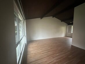 10863-10881 Whipple St in North Hollywood, CA - Foto de edificio - Building Photo