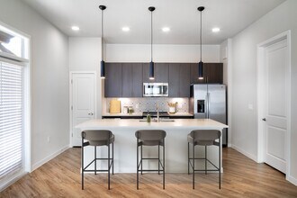 Avalon Townhomes at Bee Cave in Austin, TX - Foto de edificio - Building Photo