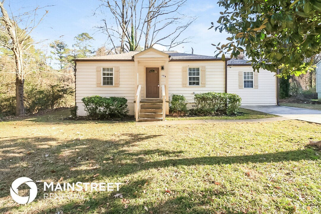 2450 Judson Ave in East Point, GA - Building Photo