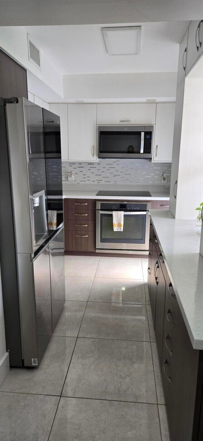 3300 N Palm Aire Dr in Pompano Beach, FL - Building Photo - Building Photo