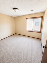 3271 Ansborough Ave in Waterloo, IA - Building Photo - Building Photo