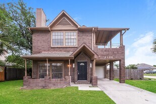 2106 Hazyknoll Ln in Houston, TX - Building Photo