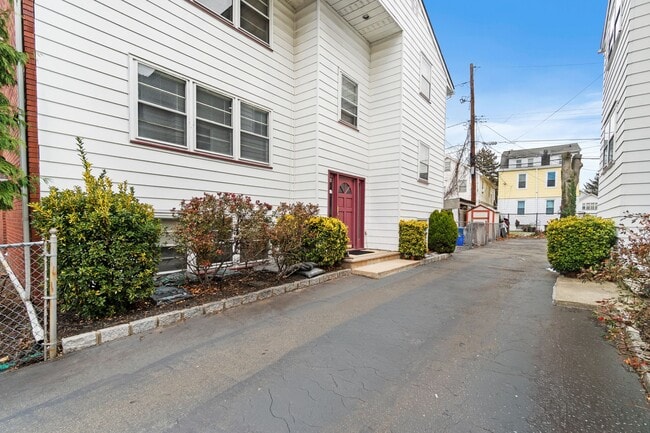 208 N Park St, Unit 2 in East Orange, NJ - Building Photo - Building Photo