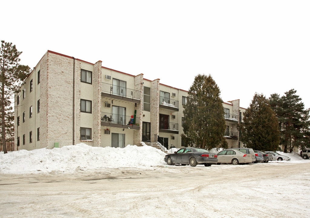 Quebec Apartments in Little Canada, MN - Foto de edificio