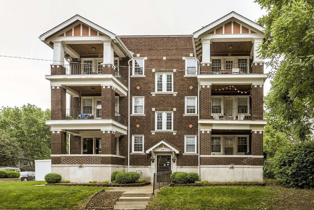 Colonnade in Kansas City, MO - Building Photo