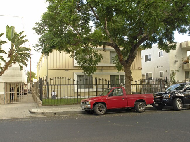 1216 N. Fuller Avenue in West Hollywood, CA - Foto de edificio - Building Photo