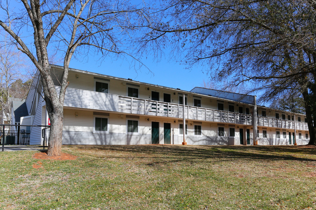 Oakhill Apartments in Davidson, NC - Building Photo