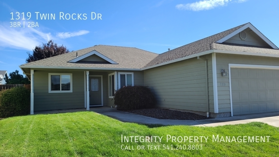 1319 Twin Rocks Dr in Central Point, OR - Building Photo