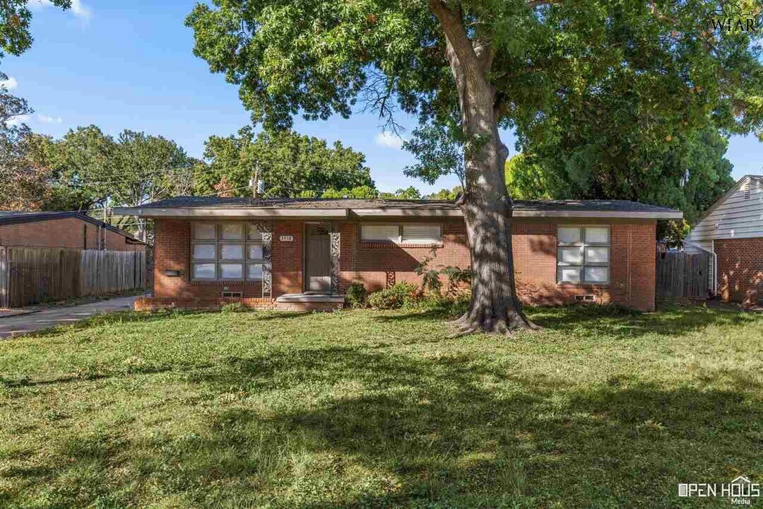 2418 Hampstead Ln in Wichita Falls, TX - Building Photo