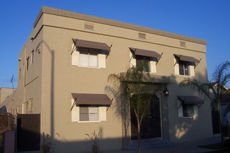 1085 Lewis Ave in Long Beach, CA - Foto de edificio - Building Photo