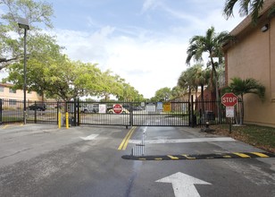 Courts At Oakland Park Condo in Oakland Park, FL - Building Photo - Building Photo