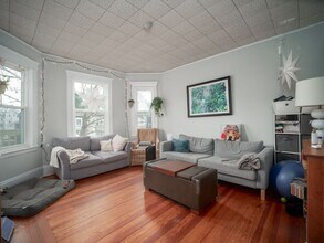 81 Bristol Rd, Unit 2 in Medford, MA - Building Photo - Building Photo