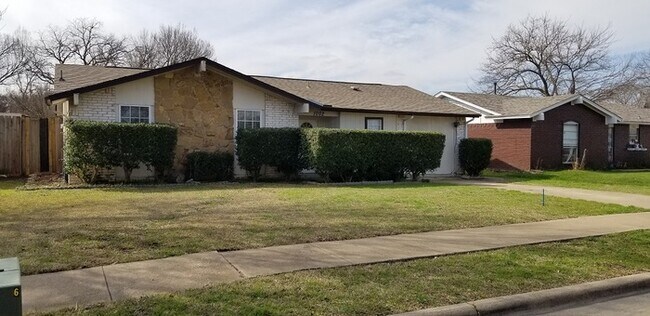 1002 Quebec Dr in Garland, TX - Building Photo - Building Photo