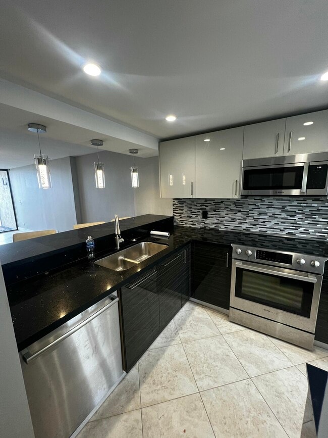 17 Royal Palm Way in Boca Raton, FL - Building Photo - Building Photo