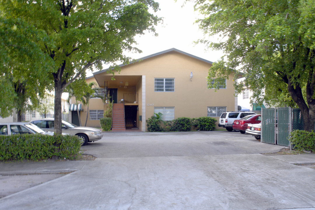 1240 W 37th St in Hialeah, FL - Building Photo