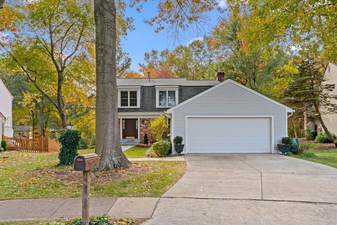 12037 Stoneford Dr in Woodbridge, VA - Building Photo