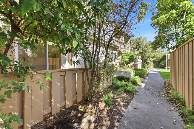 125 Connemara Way in Sunnyvale, CA - Building Photo - Building Photo