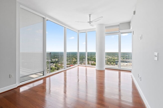 301 Fayetteville St in Raleigh, NC - Foto de edificio - Building Photo