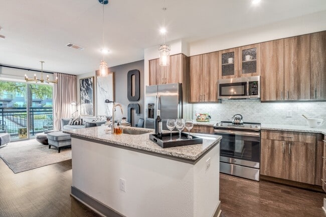 LTD West Commerce in Dallas, TX - Building Photo - Building Photo