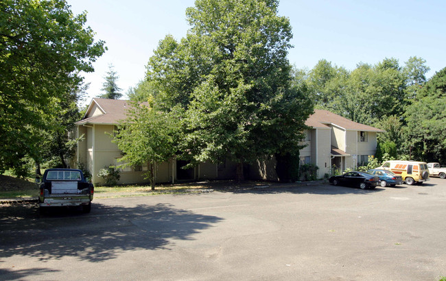 18th Court Apartments in Gresham, OR - Building Photo - Building Photo