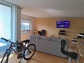 7333 New Hampshire Ave, Unit 11th Floor in Takoma Park, MD - Foto de edificio - Building Photo